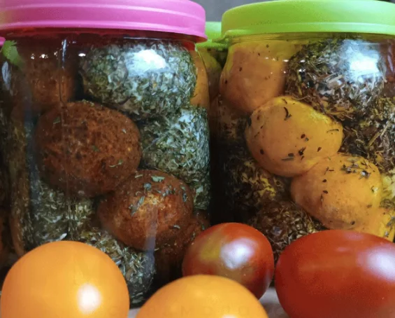 Сыр "Шеврок" (шарики) в масле с приправами, 500 мл.